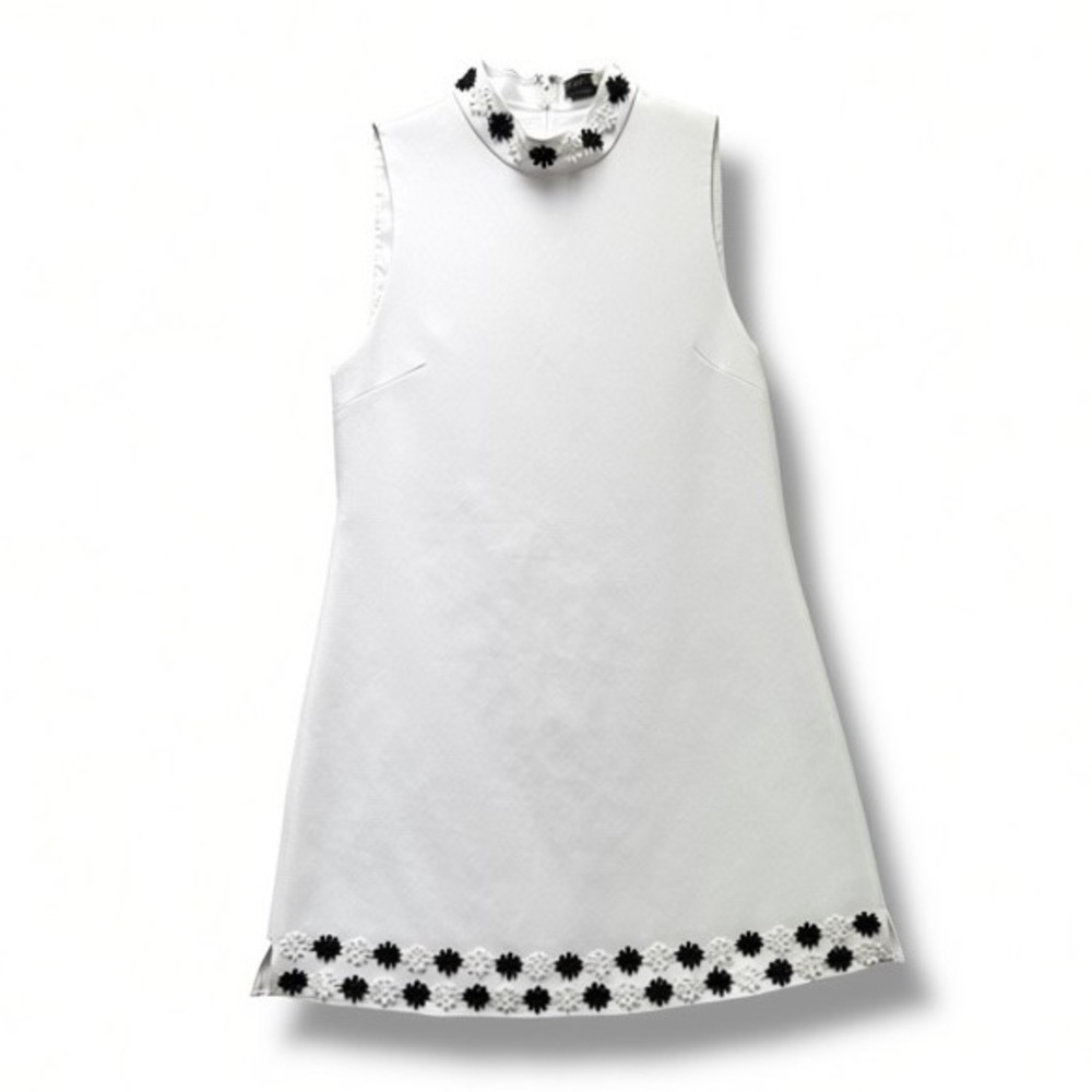 Alice + Olivia Classics White Sleeveless Shift with 3-D Flower Trim Size 6